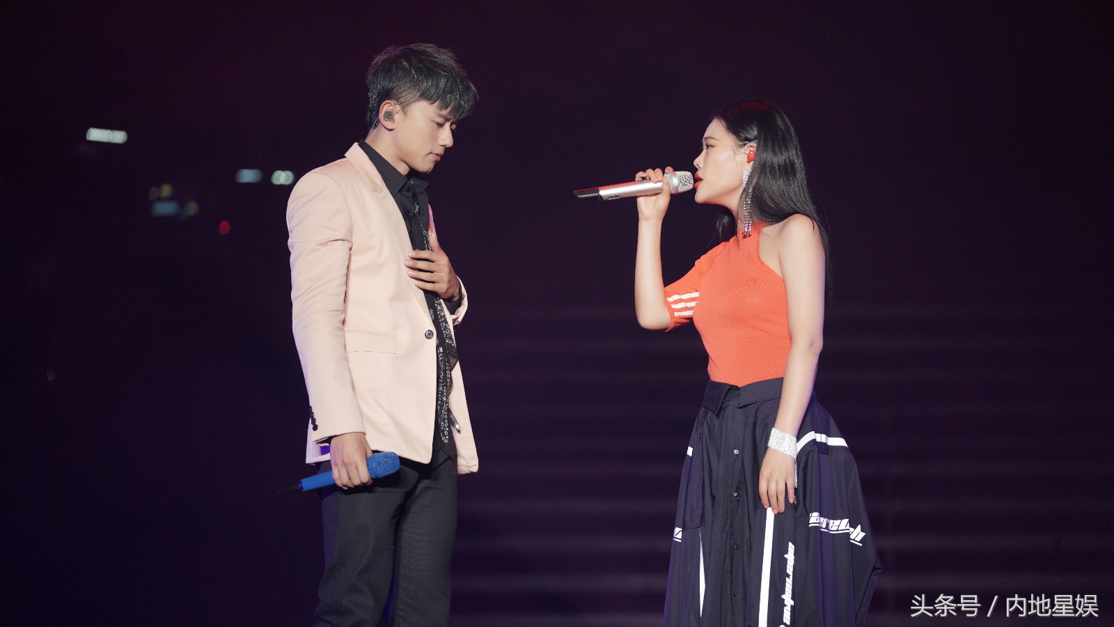 张杰演唱会大型蹦迪现场带墨镜,张杰鸟巢演唱会和明星一起蹦迪