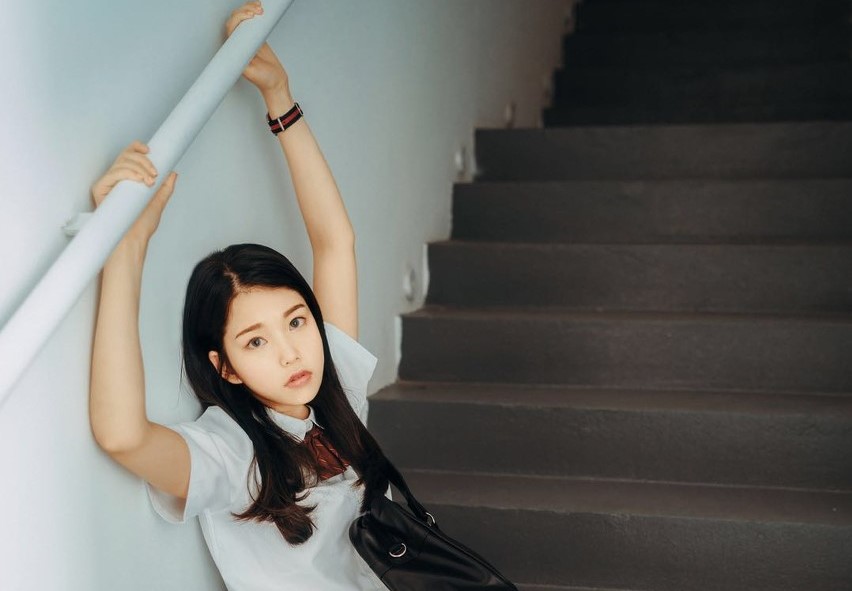 小说：男子刚入住别墅，当晚就被隔壁的寡妇叫到家中修灯泡