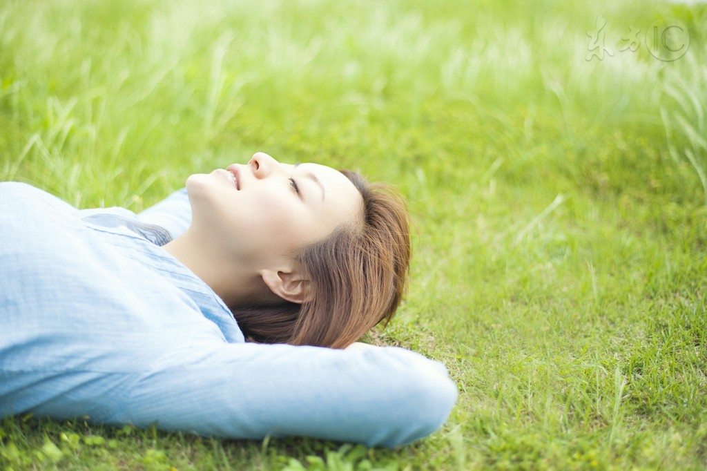 小说:新店开张剪彩,众人送花篮庆贺道喜,他却送来丧用花圈