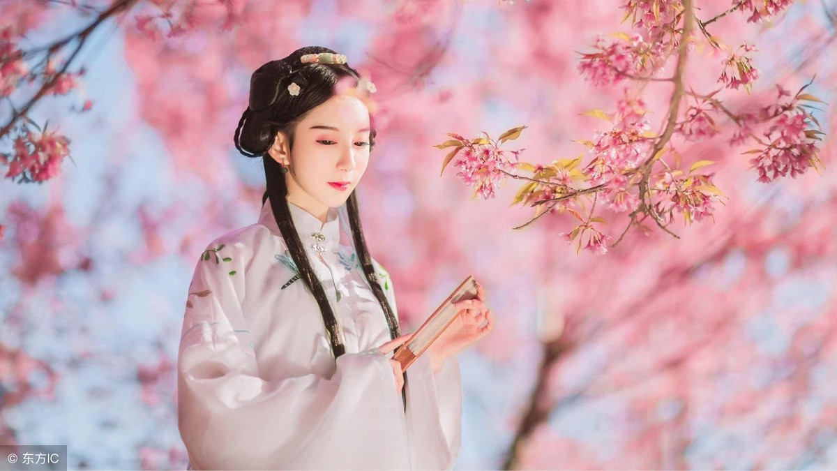 小说：*男美**受伤半夜闯入她闺房，被她拽上床：脱衣服，我给你擦药