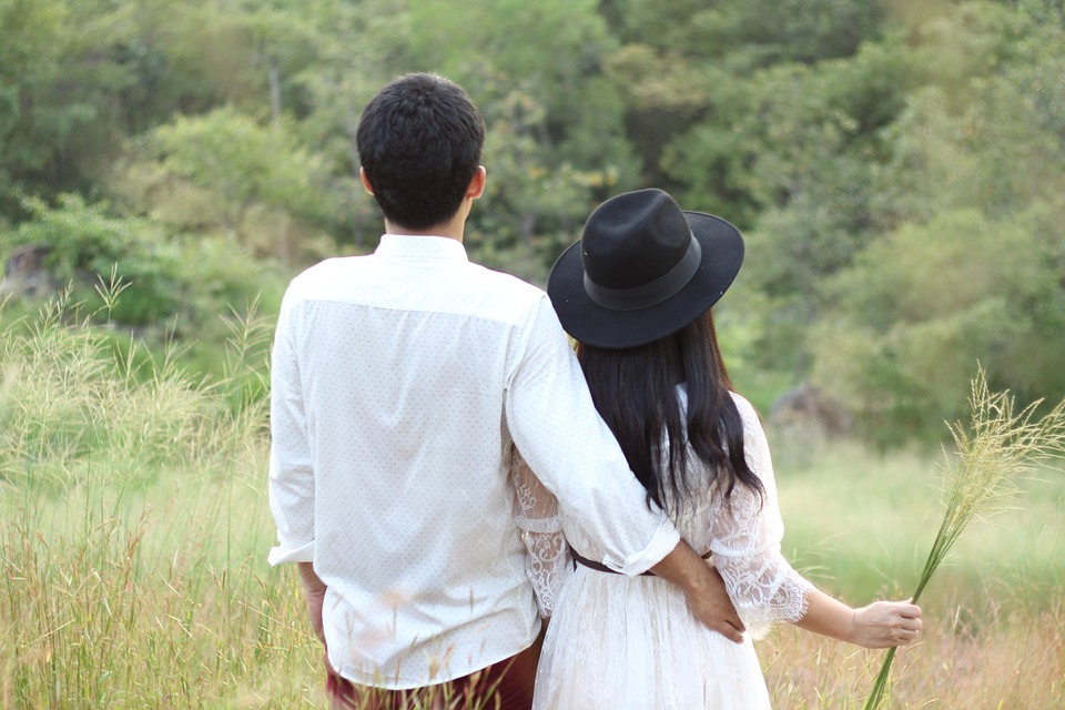 小说：她和别的男生有说有笑亲密无间，冰山大少黑脸命令：抓回来