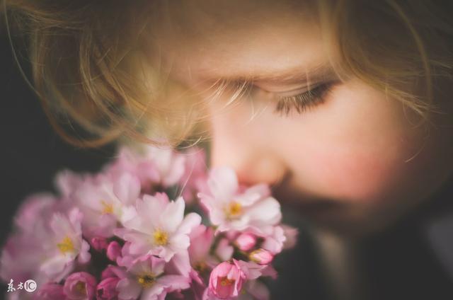 小说：他们一起吃饭，他要请客，还在担心她