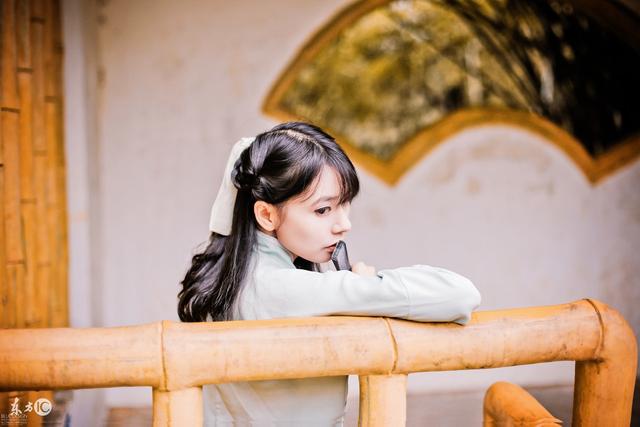 小说：她不想暴露武艺，为了躲避刺客的攻击，只能佯装在地上打滚