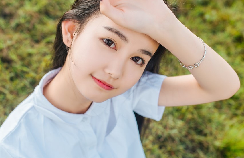 小说：面对混混当众闹事，穷小伙毫无惧色，只因他背后另有王牌