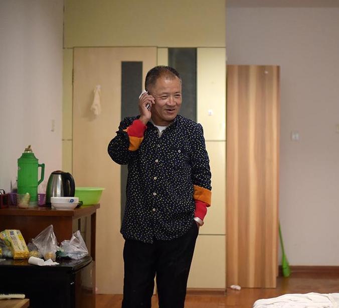 山东65岁拾荒大爷，每日扎小辫涂胭脂，无视他人嘲笑：我无愧于心