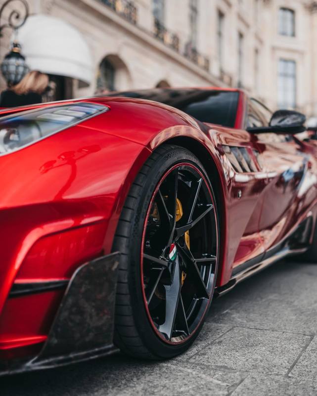 法拉利812迈莎锐国外街拍 (迈莎锐法拉利812黑武士街拍)