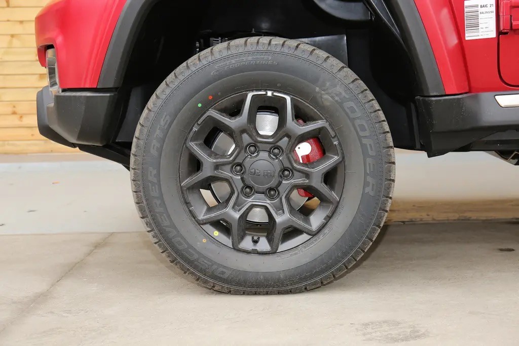 新款北京bj40手动四驱刀锋英雄版,北京bj40顶配2023款刀锋英雄版