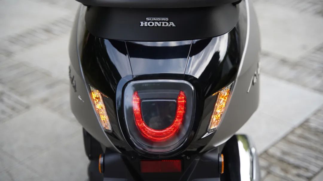 新大洲本田ns125t踏板测评,好看又好骑的踏板车