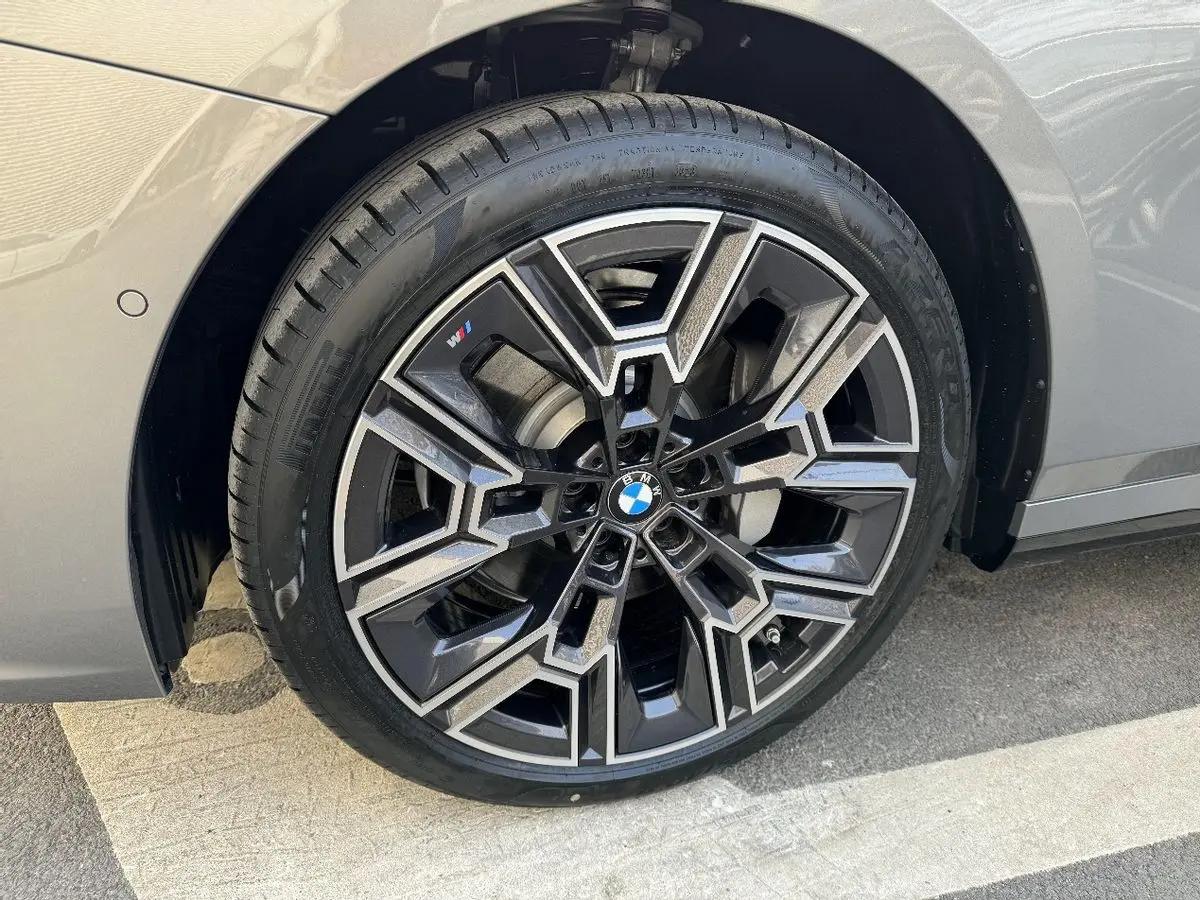 第八代全新宝马5系配置解读，宝华音响和水晶氛围灯哪个配置有？