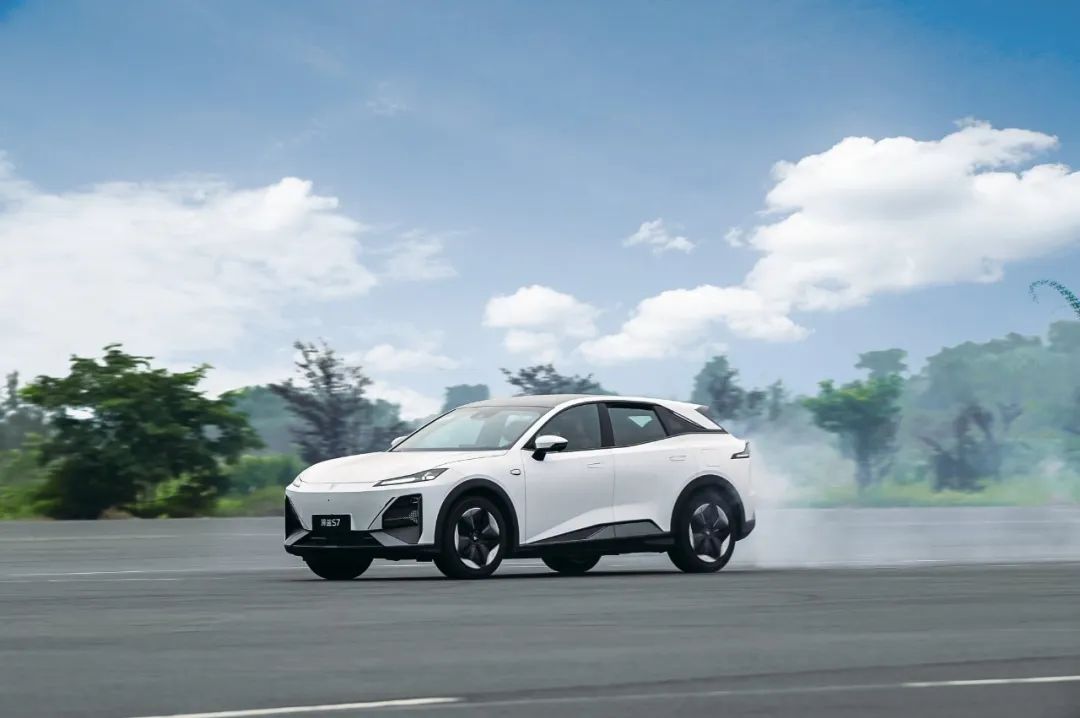 深蓝s7油电混动和宋pro增程版对比,深蓝s7和宋plusdmi冠军版驾驶体验