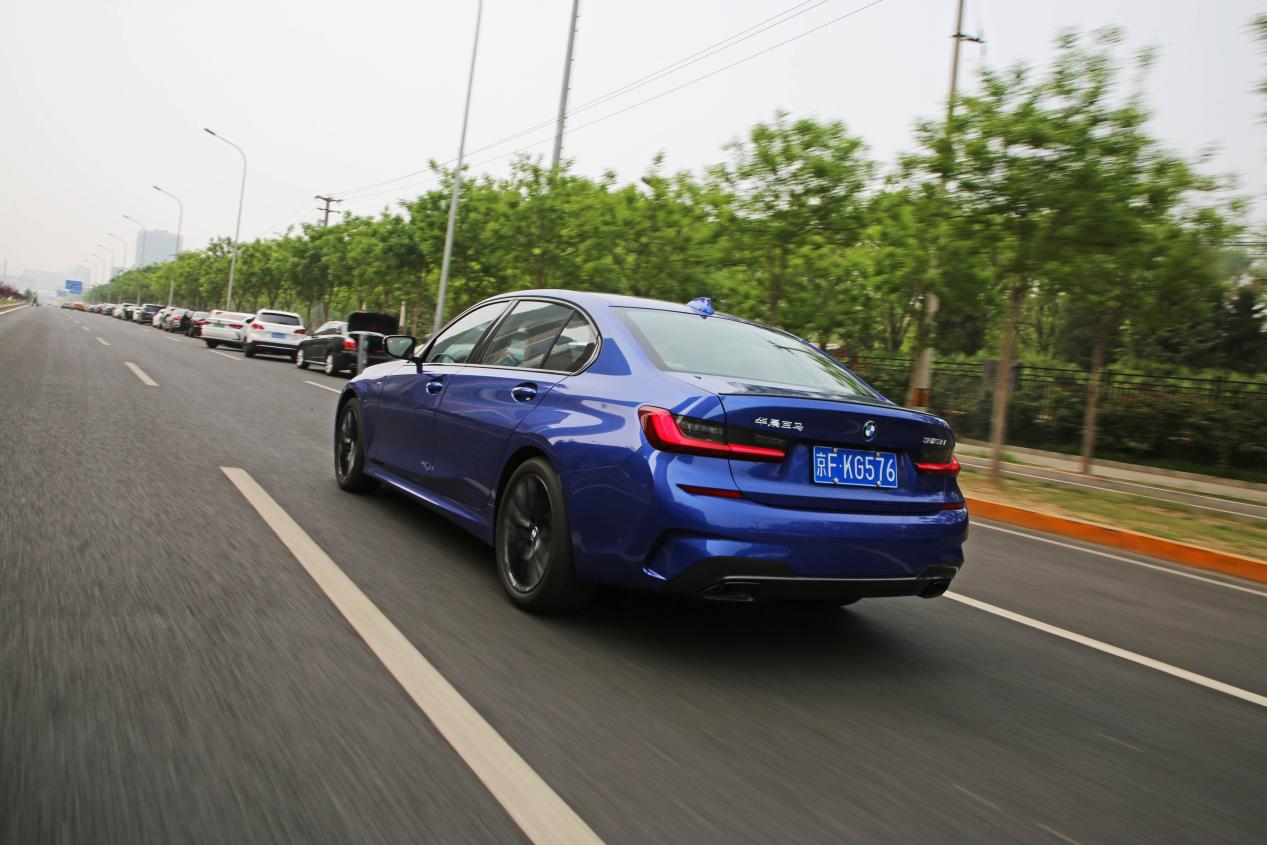 最新款宝马325li运动版试驾视频,去试驾一台宝马325li是什么感觉