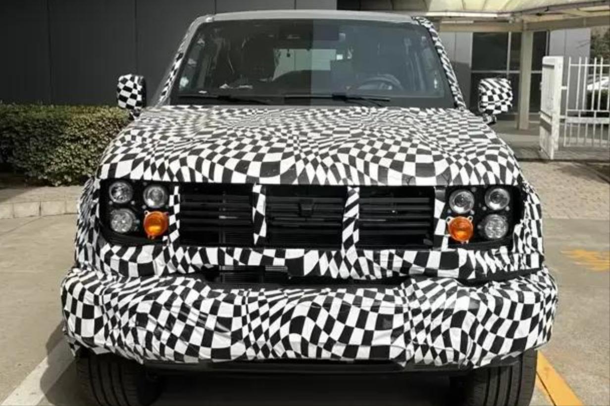 bj40坦克300实车对比哪个更安全,bj40刀锋英雄柴油版和坦克300对比