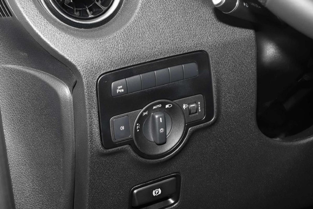 奔驰威霆2023款9at油耗多少,奔驰威霆9座裸车