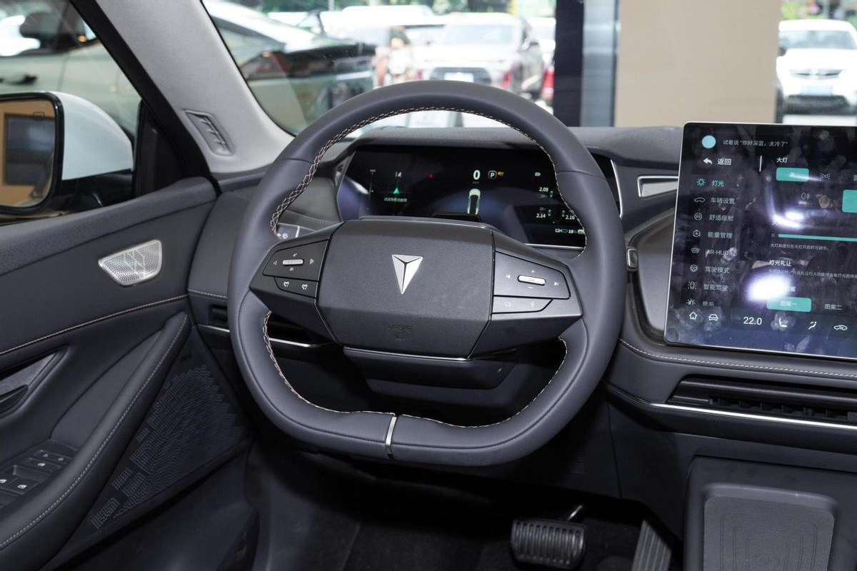 20年长安深蓝sl03落地价,深蓝sl03和汉ev怎么选