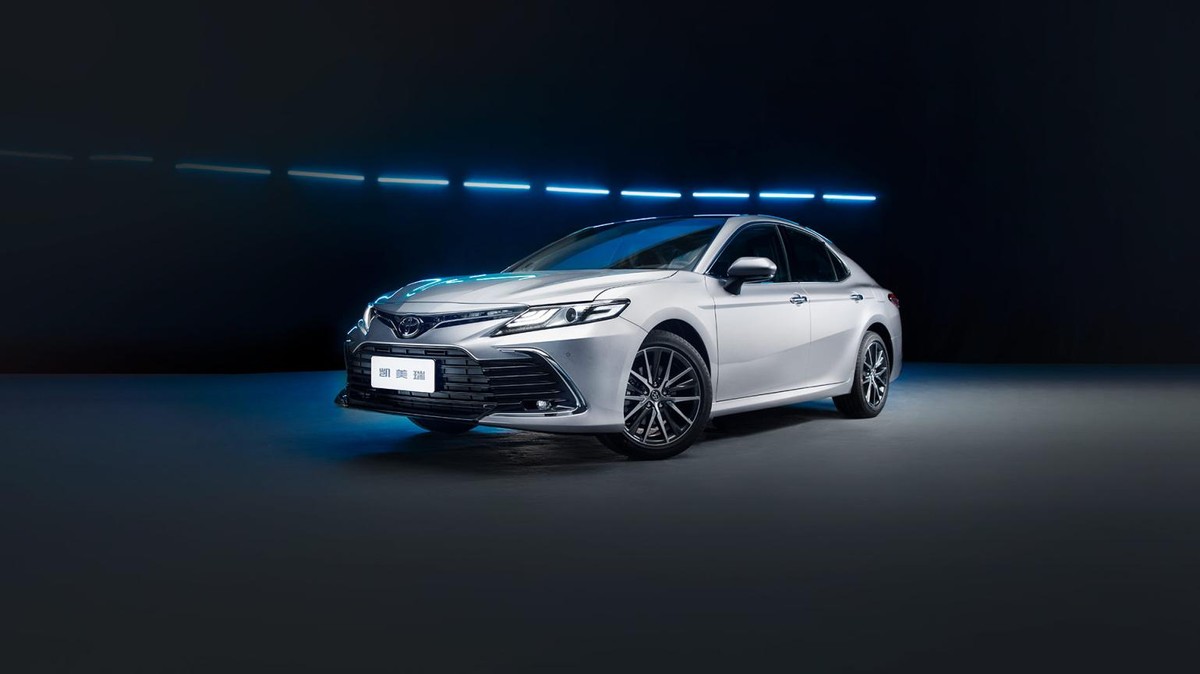 凯美瑞2.0和迈腾1.4t油耗测试,迈腾380对比凯美瑞2.5加速视频