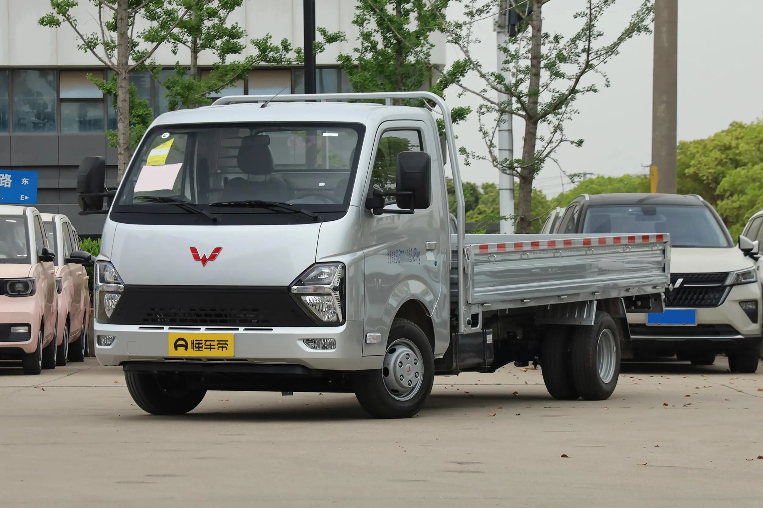 五菱龙卡2.0新款,五菱龙卡2.0汽油版怎么样