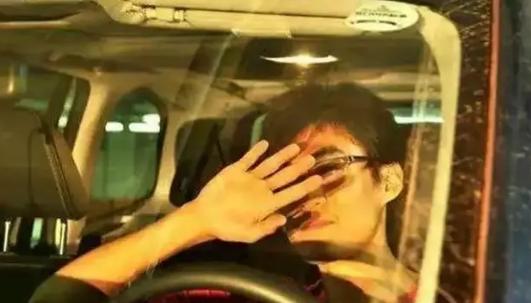 晚上开车被远光灯狂照怎么避免,晚上被远光晃眼怎么解决