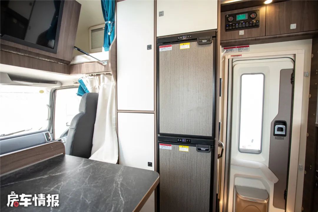 12万上汽跃进s100平头轻卡房车,跃进h300轻卡房车室内220v电源