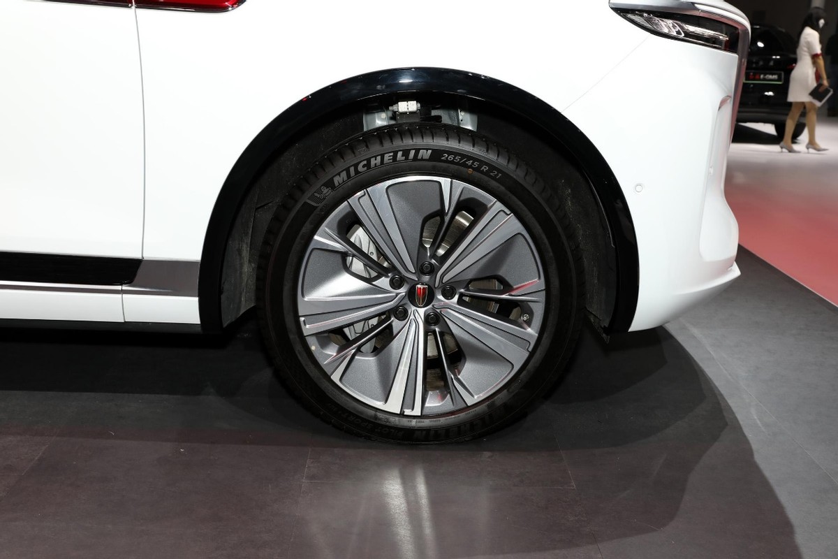 最高售价77.98万元实拍红旗e-hs9,红旗e-hs9霸气出场多少钱