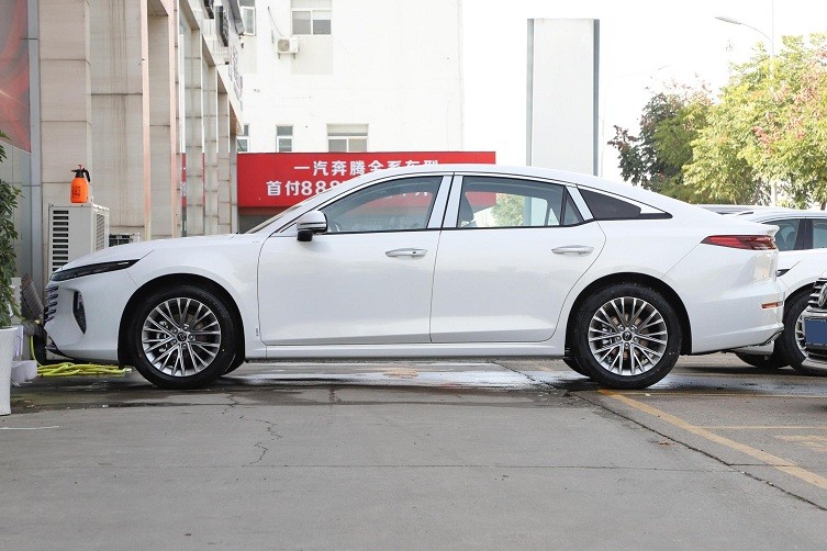 颜值高一汽奔腾b70,四代奔腾b702.0T顶配测评