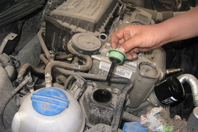 行驶过程中方向盘为什么锁死,行驶中方向盘锁死