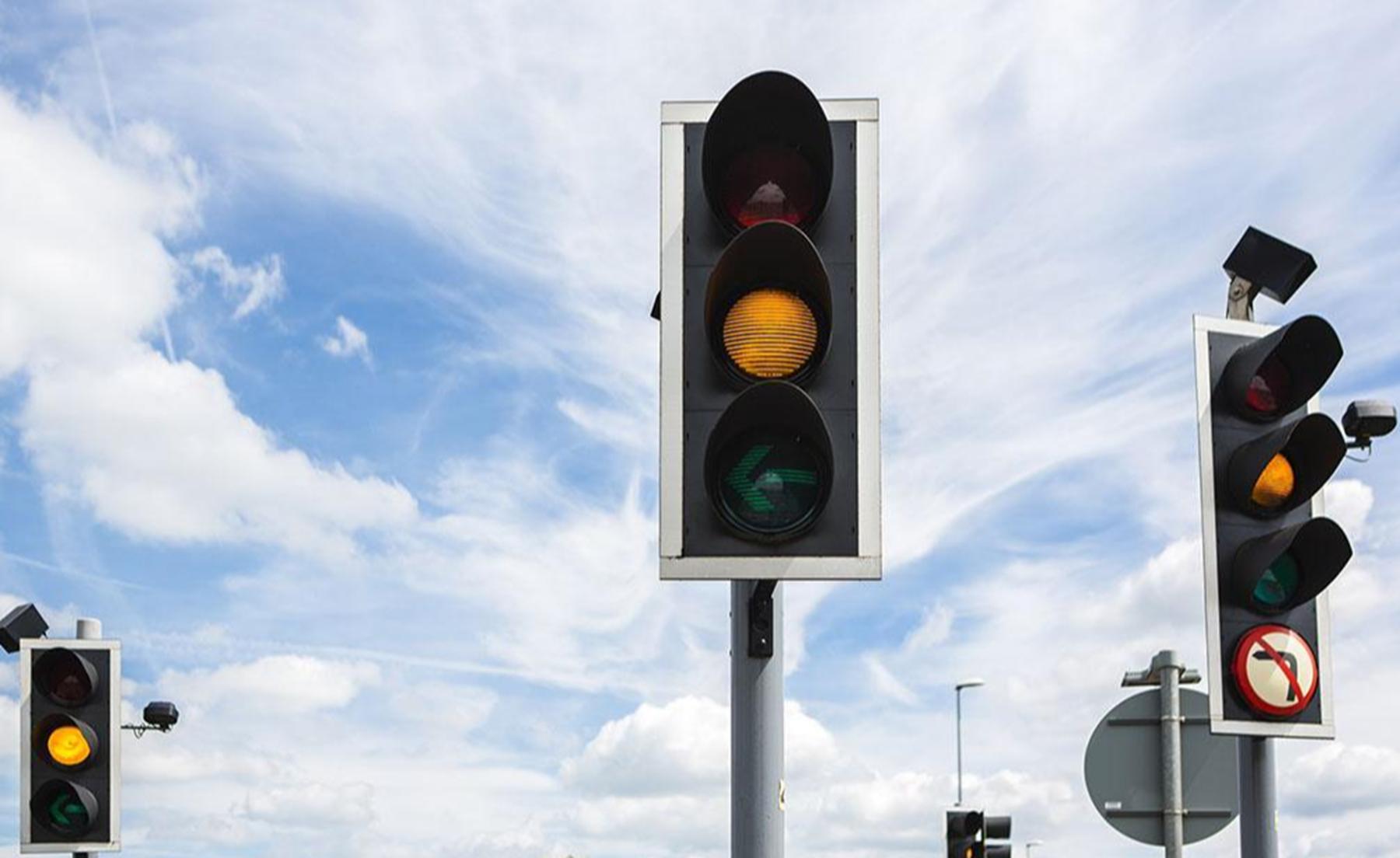 抢黄灯等于闯黄灯有规定吗,抢黄灯没过去的停在路中间扣分吗