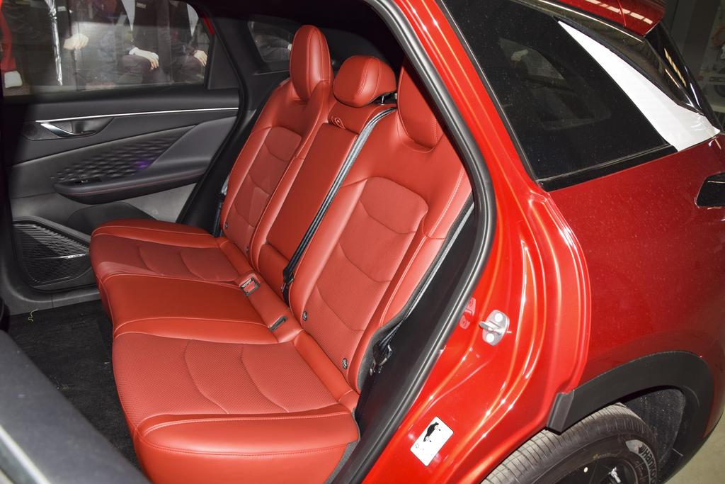 搭载1.5T发动机，配流媒体外后视镜，北京魔方