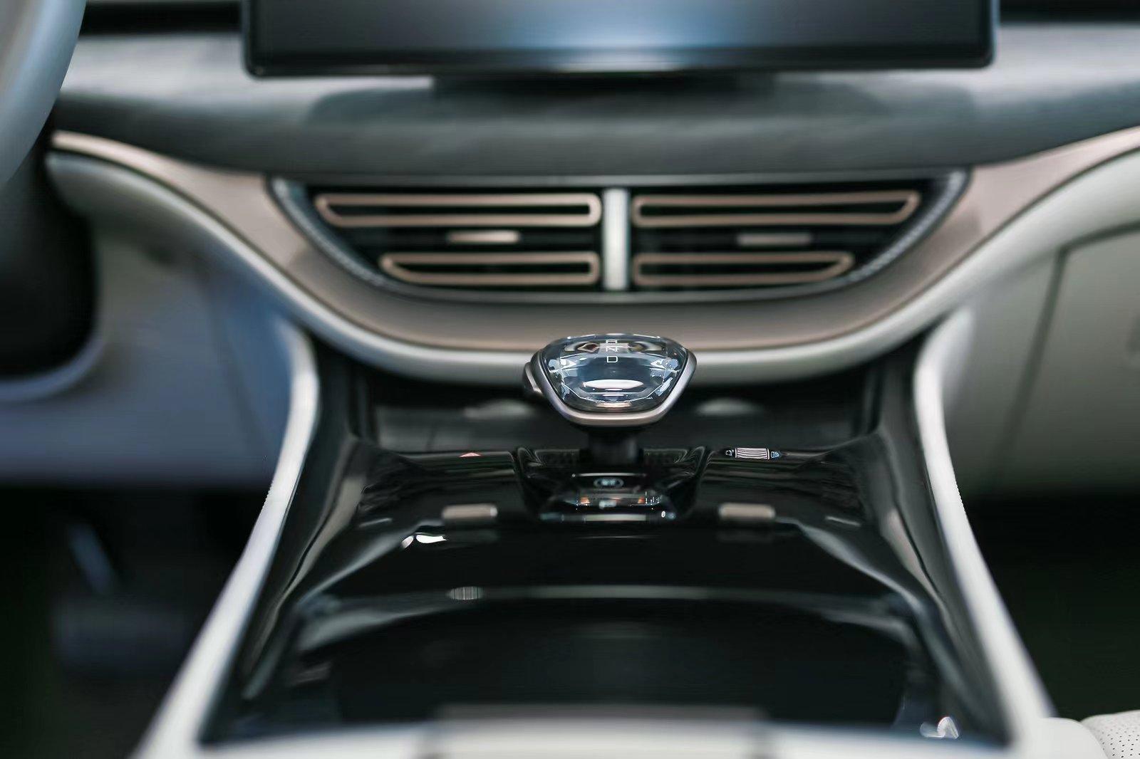 腾势d9两驱1045最新落地价,33万腾势d9落地多少钱