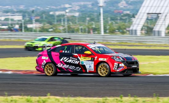 东风风神奕炫max超能型爸爸版,东风风神奕炫max和奔腾b70