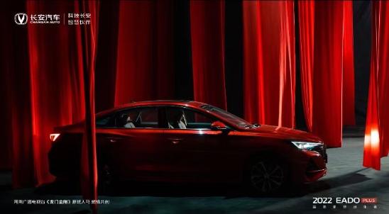 斑驳光影间，尽显卓尔不凡的形体英姿