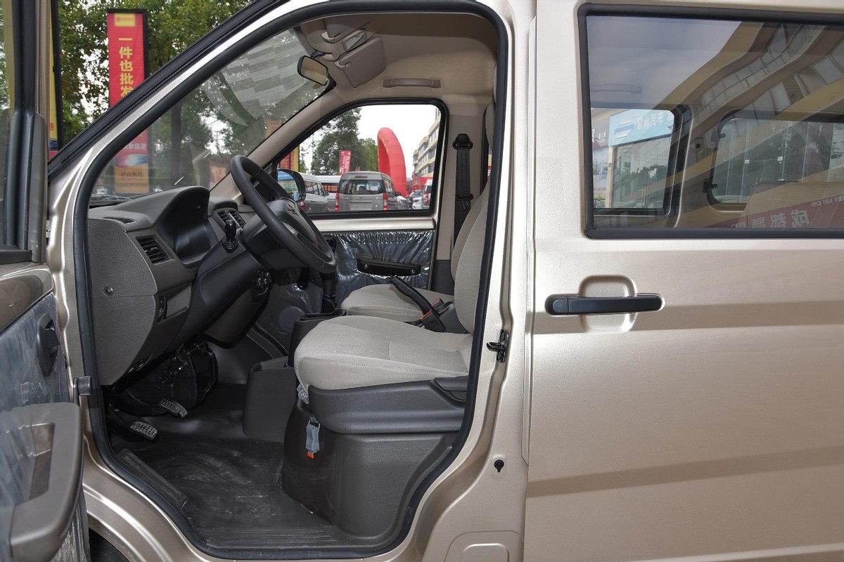 五菱荣光2023款标准型,2011款五菱荣光豪华版7座图片