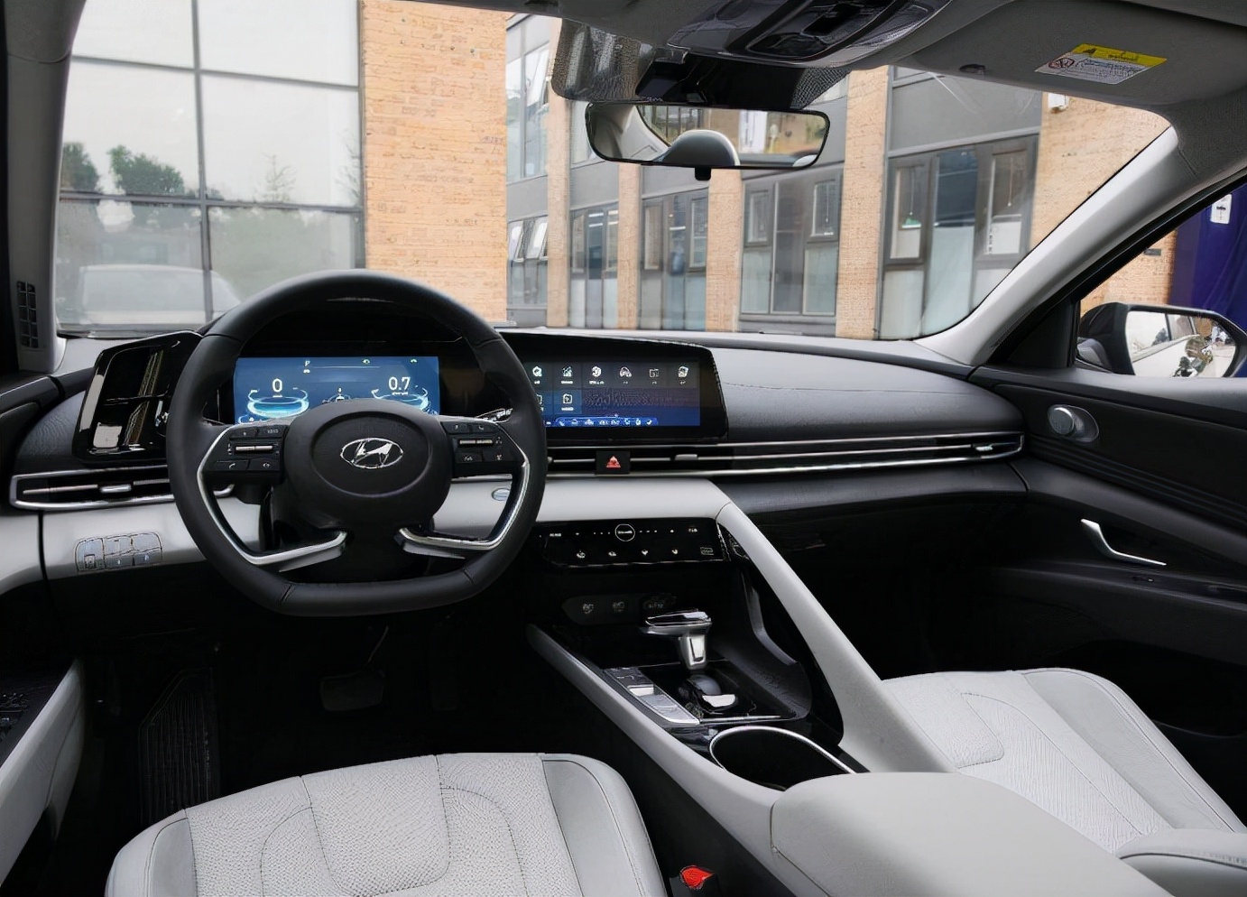 怪不得销量这么好!实用耐看还省油,油耗5.2L,带你看现代伊兰特