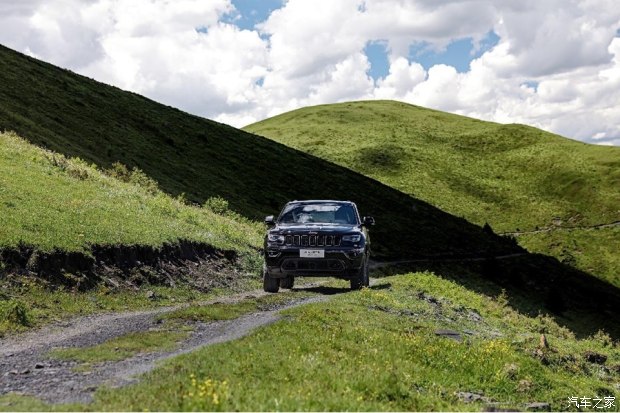 进口顶级加长版豪车suv,百万级suv大比拼大切诺基