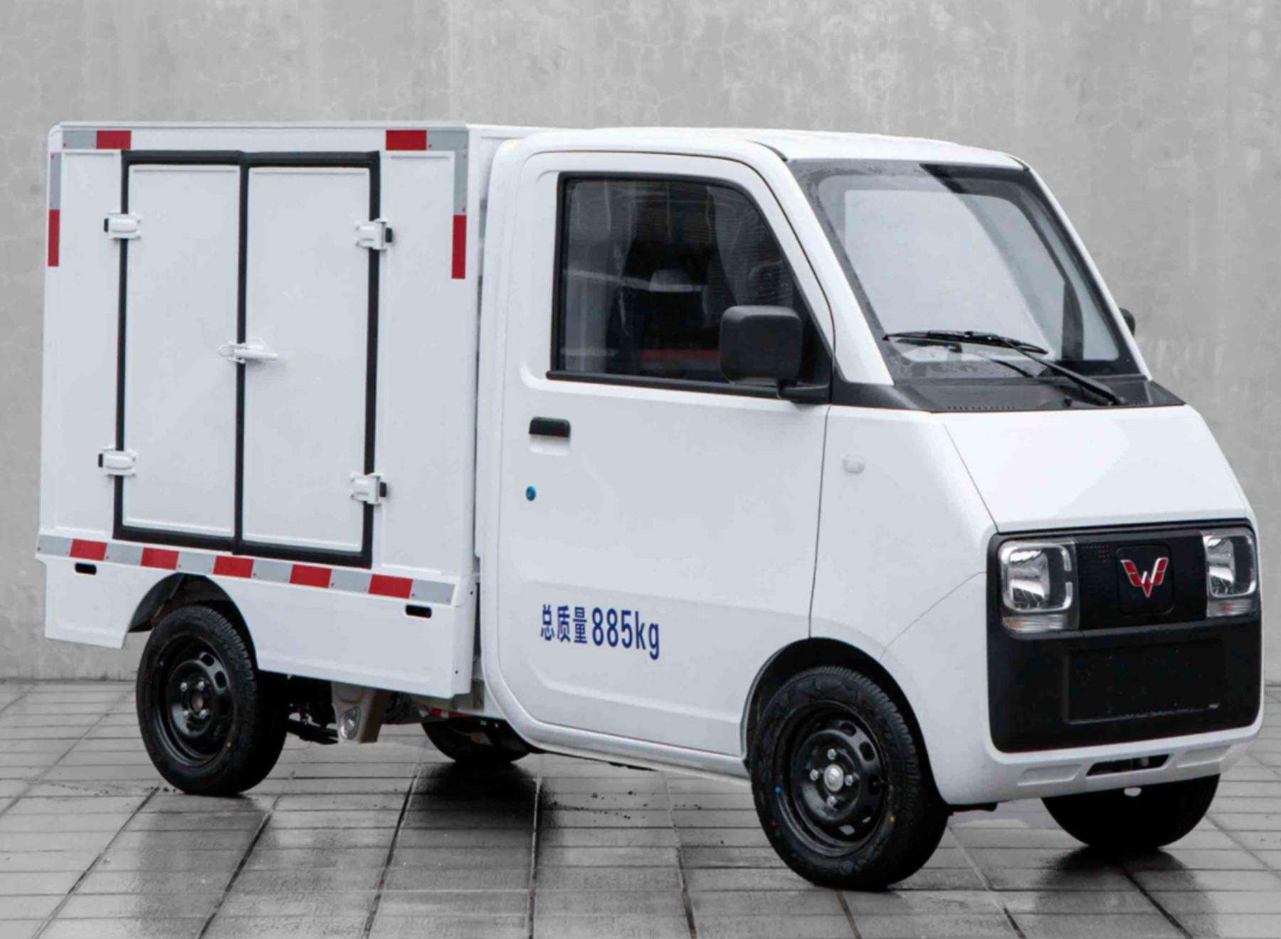 偶遇顺丰快递小哥，开最新款五菱E10送件，小哥哭诉：恨死五菱了