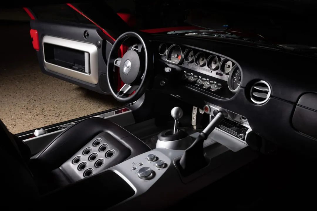 随车赠送签名吉他一把，美国著名歌手转让2005年低里程福特GT