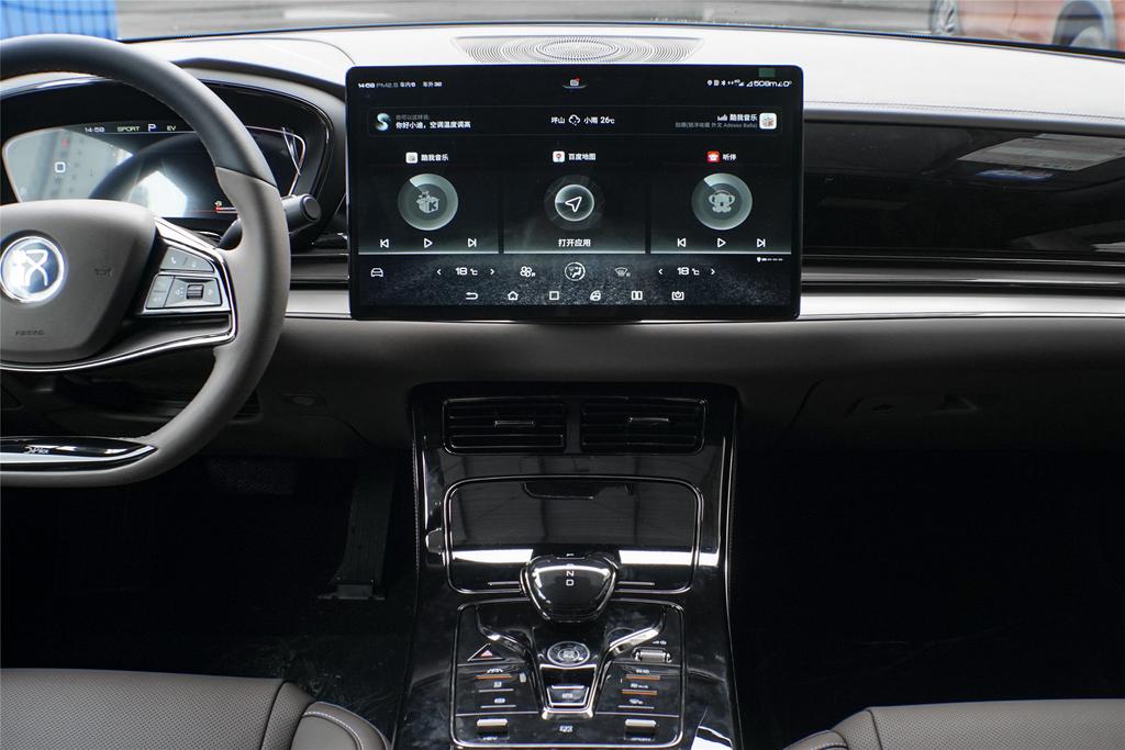 中央是一个15.6英寸液晶屏幕和各种功能按钮