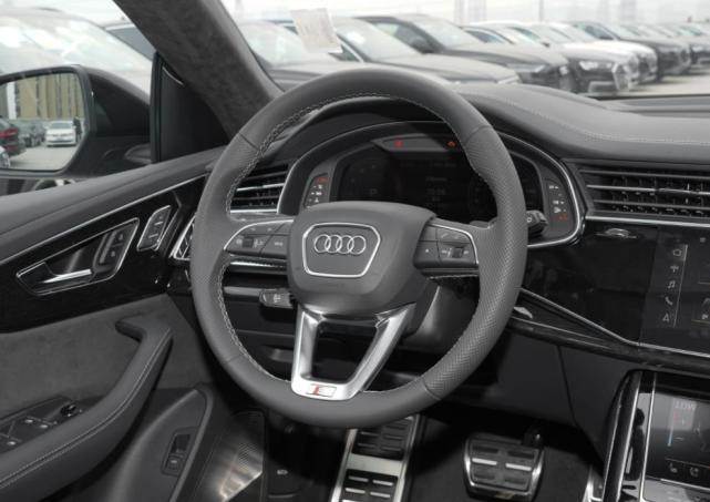 奥迪q8到店3.0t配四驱操控给力,24款奥迪q8五座顶配版