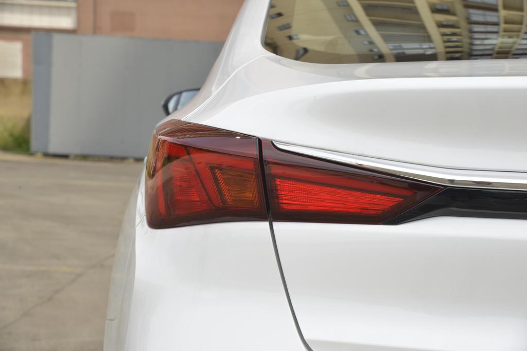 长安逸动怎么换装前保险杠,逸动的前保险杠区域