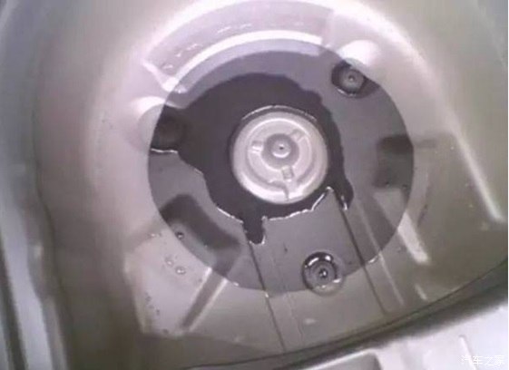 汽车上的排水孔雨季一定提前清理,夏天记得清理车上这五个排水孔