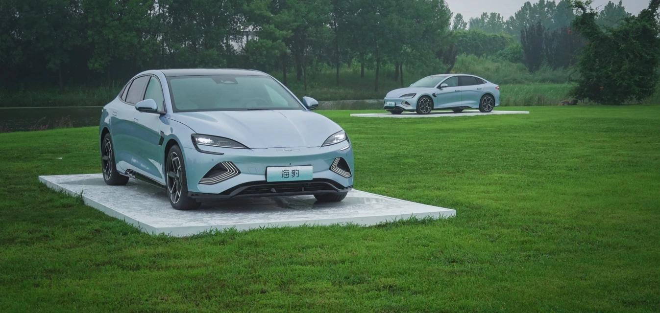 比亚迪海豹技术上的革新,比亚迪推出海豹是在和谁竞争