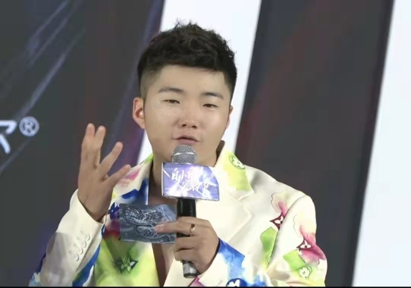 粉丝突破5千万大关白小白直播送惊喜只为宠粉