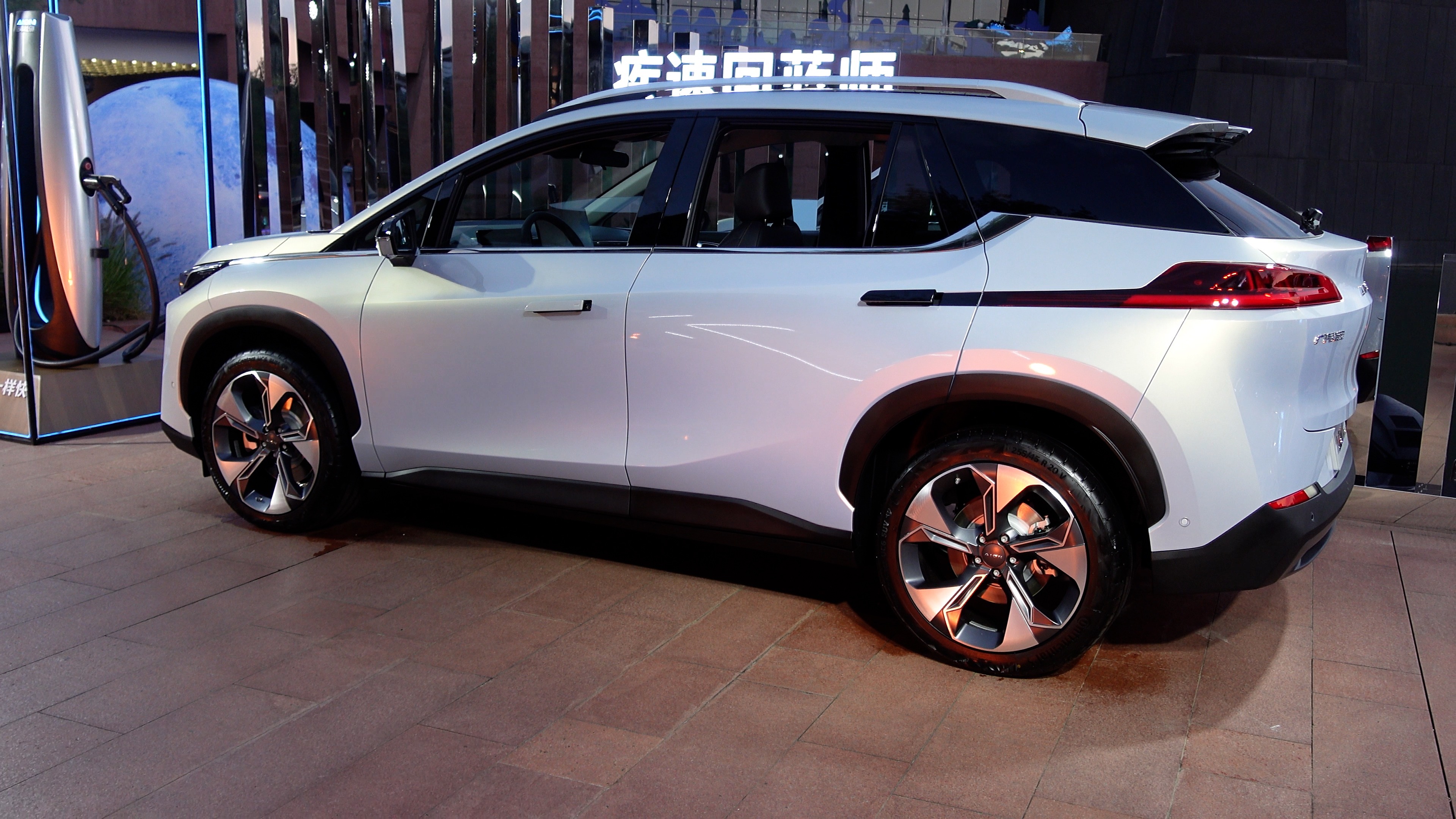 广汽埃安vplus对比小鹏,广汽埃安v与比亚迪宋plusev哪款好