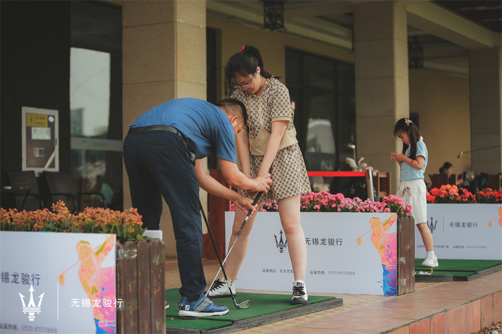 举杆挥洒绅士游戏尽享尊贵典雅