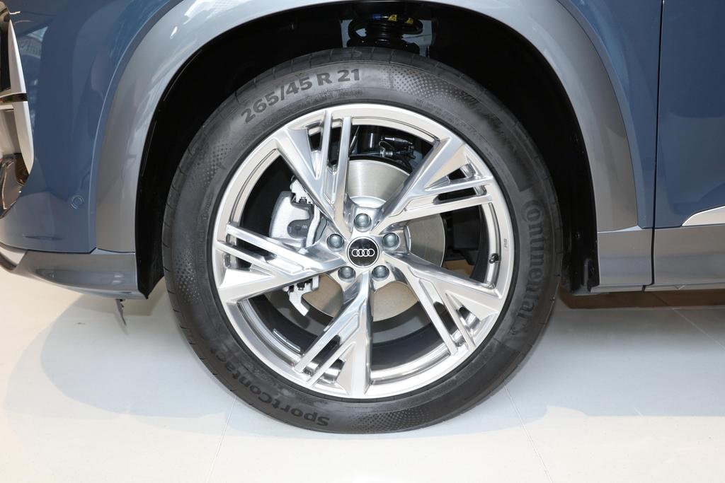 奥迪电动suvq6,奥迪q66座suv几种颜色