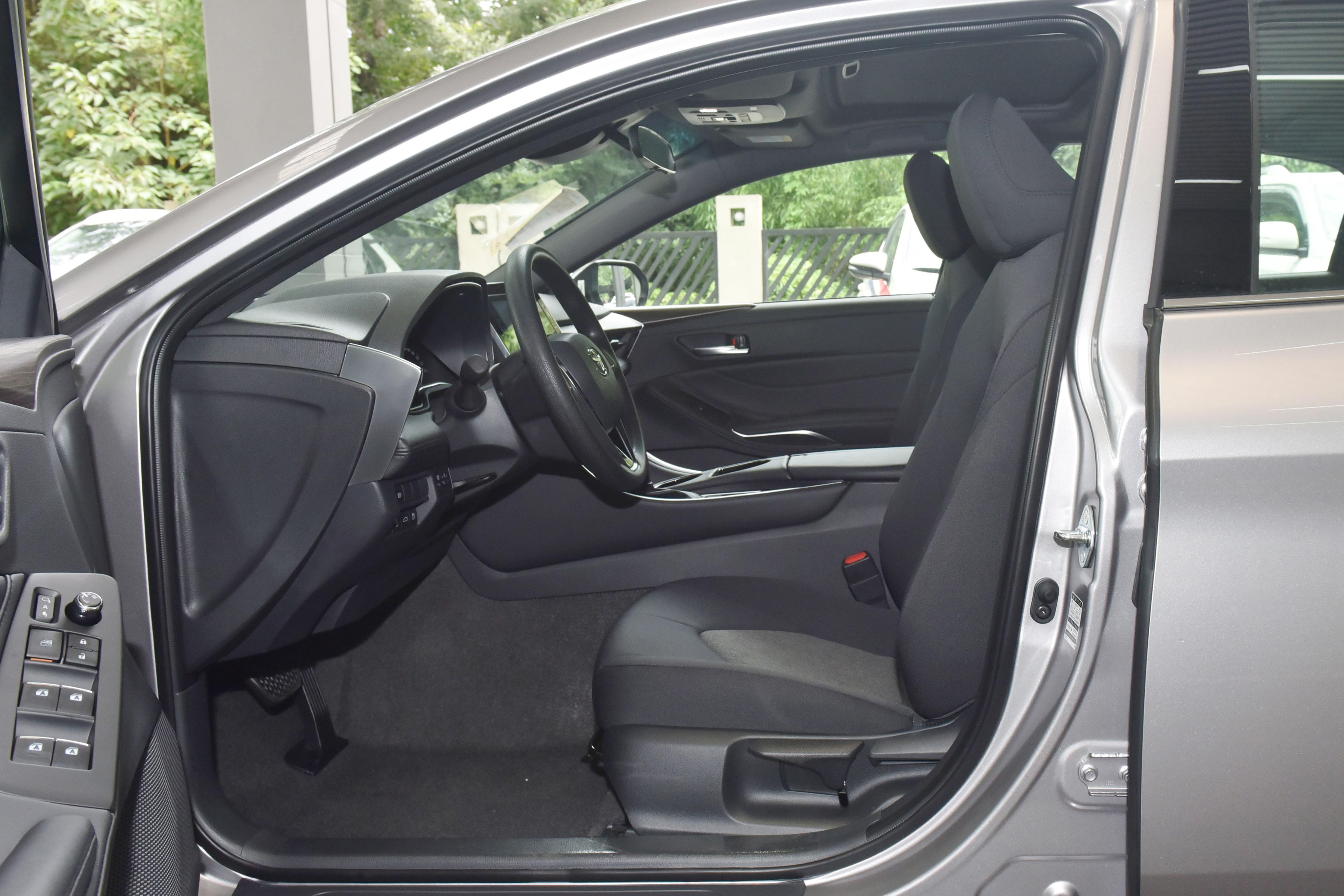 如何选择丰田亚洲龙的配置和车型,10个安全气囊的车型