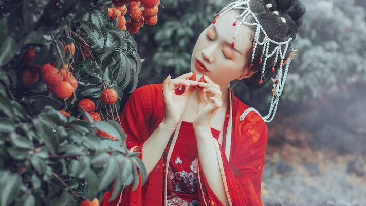 小说：*男美**趁她熟睡进屋劫色，被她一脚踹中命根，举着棍子暴打