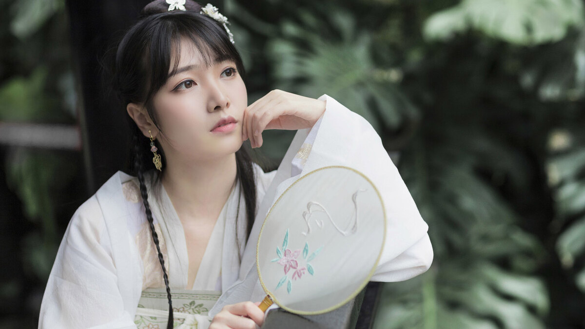 小说：摘完野果，她让弟妹下山自己往里面转转，悲催发现迷路了