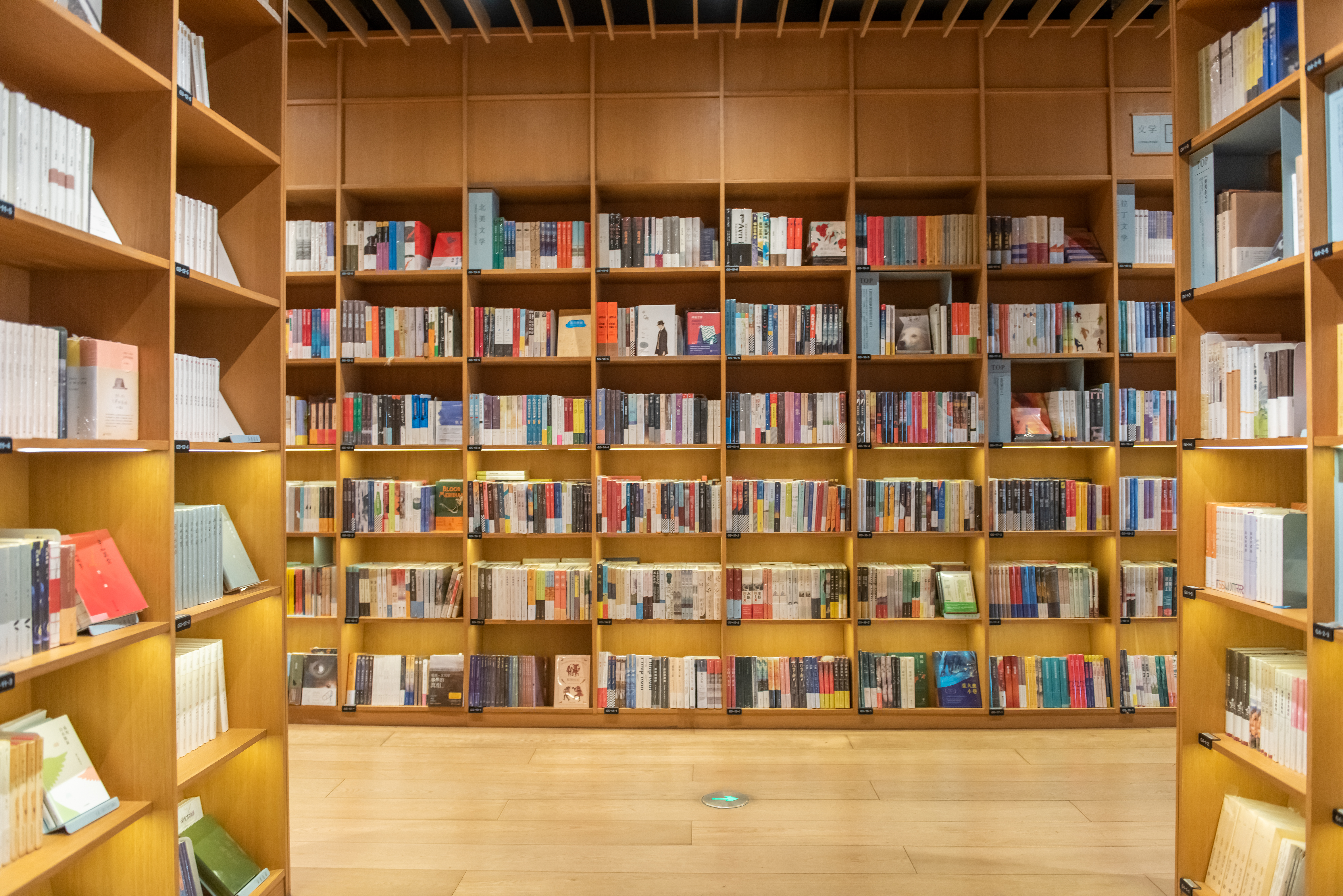 霍比特人是根据谁改编的,霍比特人是根据什么改编