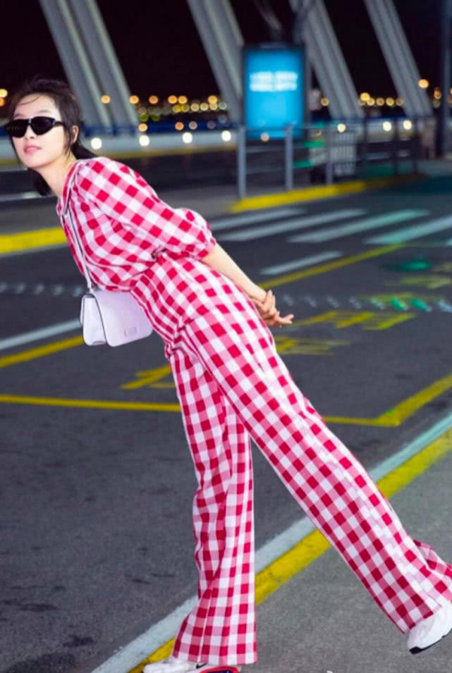 高颜值球鞋女生,颜值超高的球鞋女生200以下