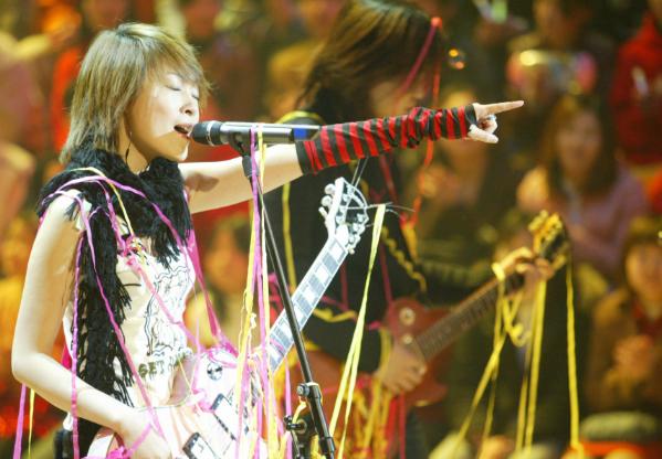 她23岁一曲成名，提携杨坤红过那英，两次被情所伤，39岁跳楼自杀